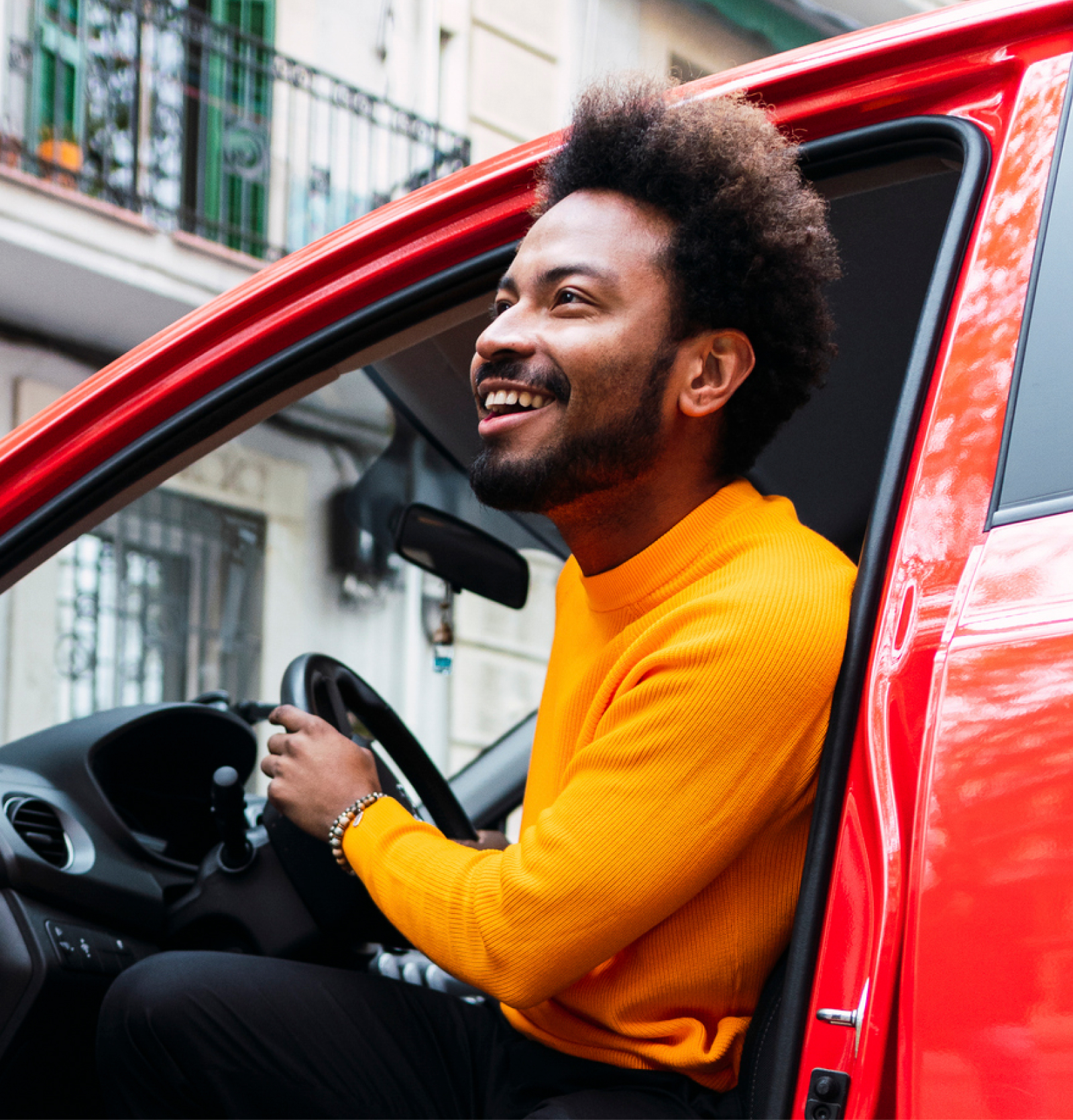 Visuel homme souriant sort de la voiture